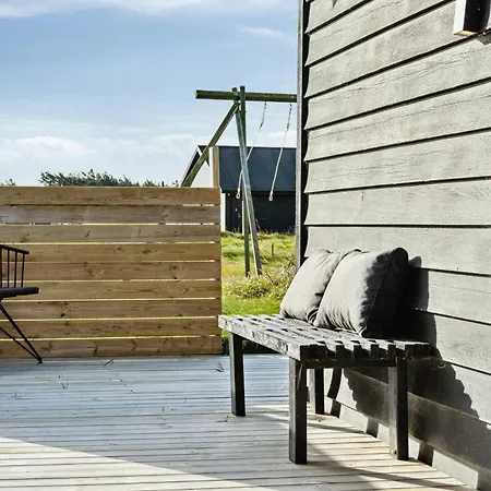 Minimalist Coziness By The Wild North Sea הרבור