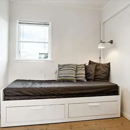 Minimalist Coziness By The Wild North Sea הרבור