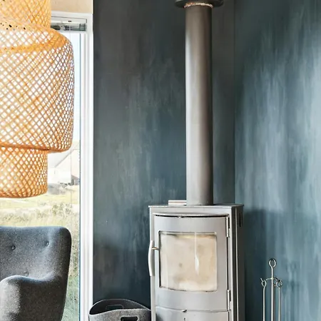 Minimalist Coziness By The Wild North Sea * הרבור