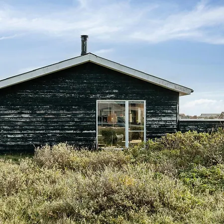 בית נופש Minimalist Coziness By The Wild North Sea הרבור